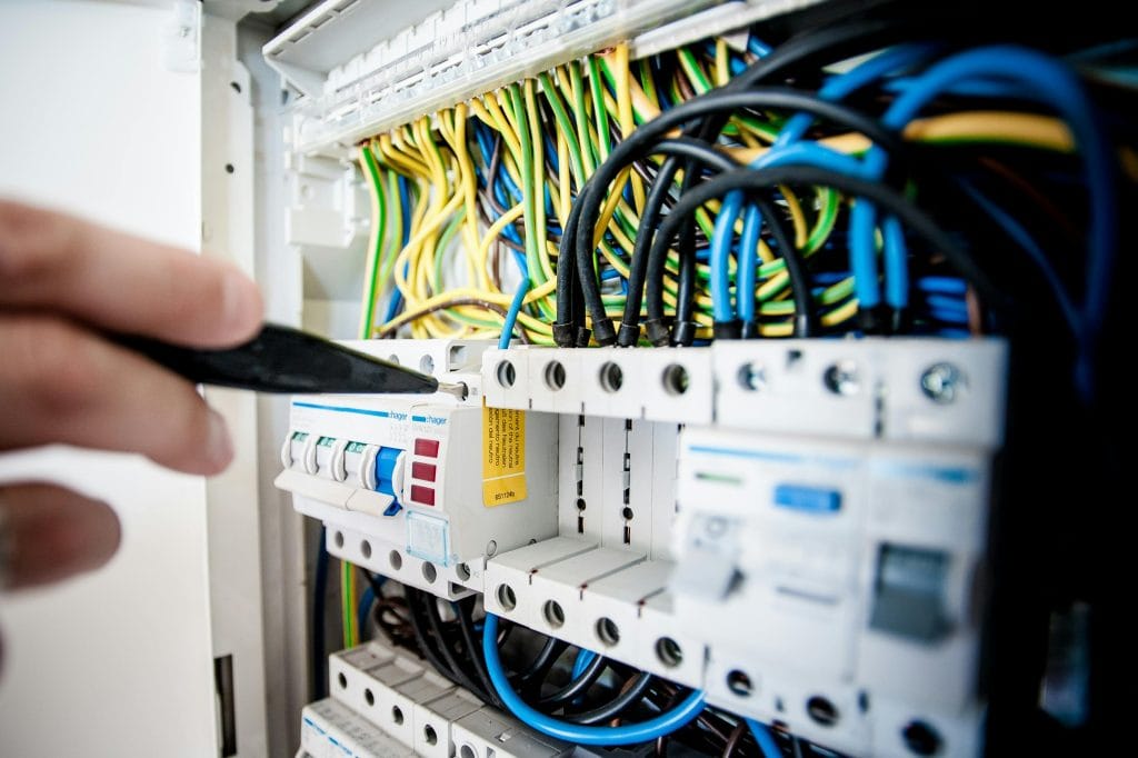 électricien pour installer un ventilateur de plafond