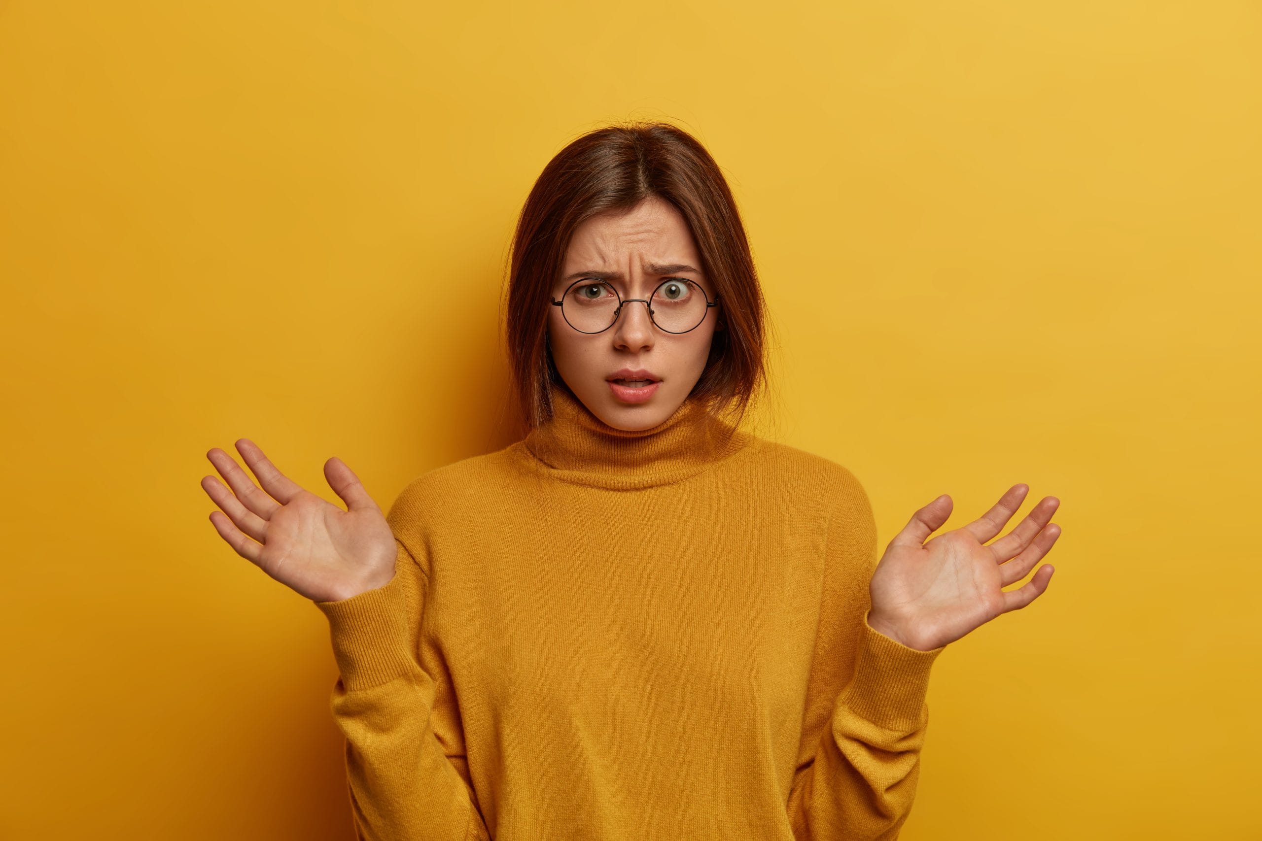 femme qui leve les mains